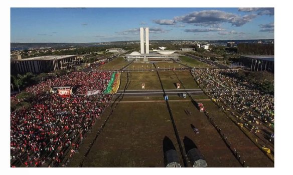 Democracia em vertigem
